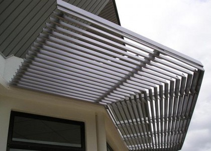 lam nhôm chắn nắng 85R